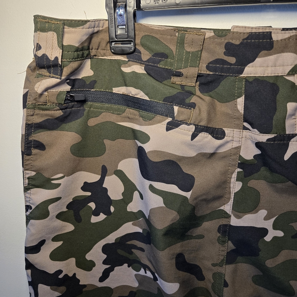 Fintech Camo Shorts Mens Large 36 Elastic Side Waist 9-inch Inseam - Picture 8 of 8
